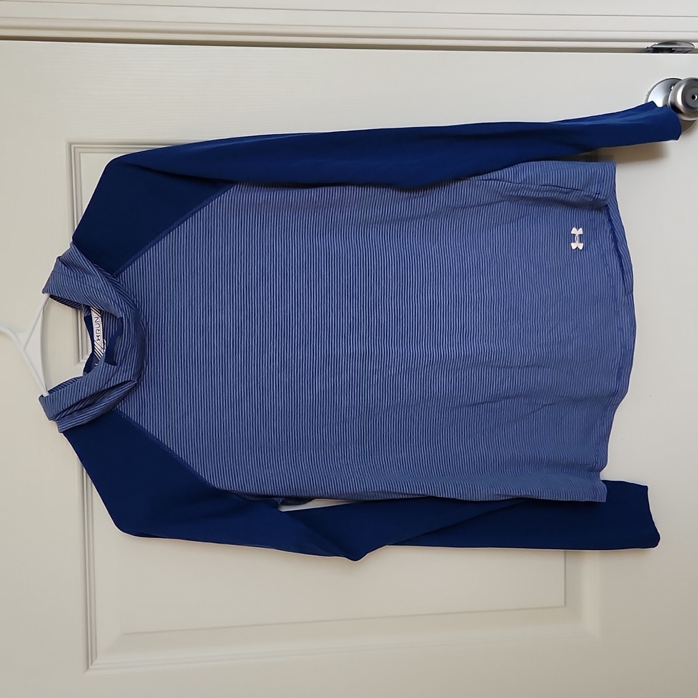 Womens size xs Under Armour long sleeve hooded shirt